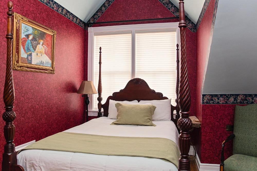 Historic Queen Room interior